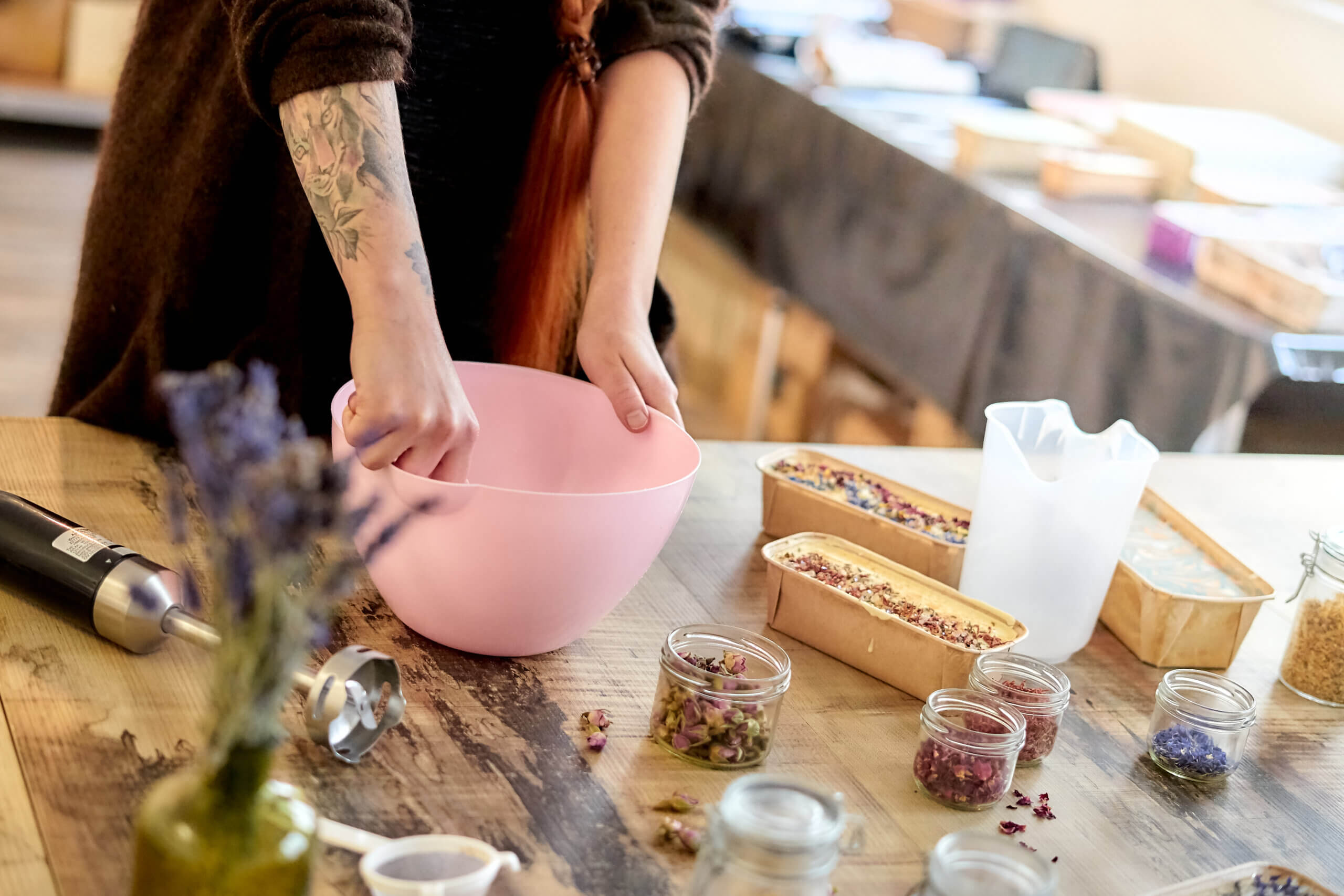 seifenkurs-pfinztal-karlsruhe-workshop-naturseife.jpg Seifenkurs in Pfinztal bei Karlsruhe – Teilnehmer stellen handgemachte Naturseifen her