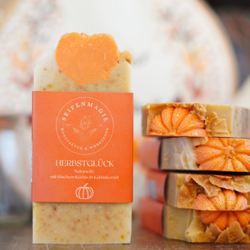 Naturseife "Herbstglück" Kürbisöl & frischer Kürbis Naturseife Kürbis Kürbiskernöl – Herbstglück von Seifenmagie, handgesiedete Herbstseife in Goldorange