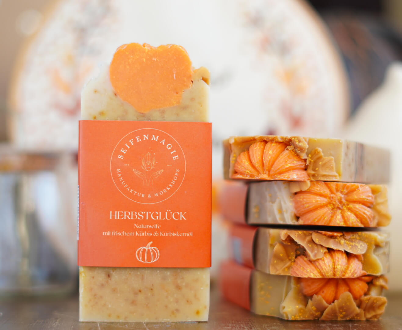 Naturseife "Herbstglück" Kürbisöl & frischer Kürbis Naturseife Kürbis Kürbiskernöl – Herbstglück von Seifenmagie, handgesiedete Herbstseife in Goldorange