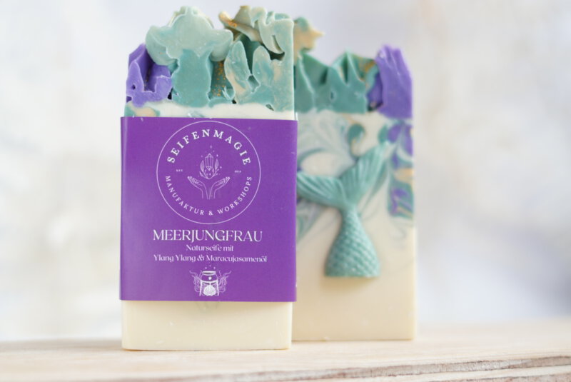 Naturseife "Meerjungfrau lila" Bio-Maracujasamenöl & Ylang Ylang mit kleinem Schönheitsfehler – Bild 2