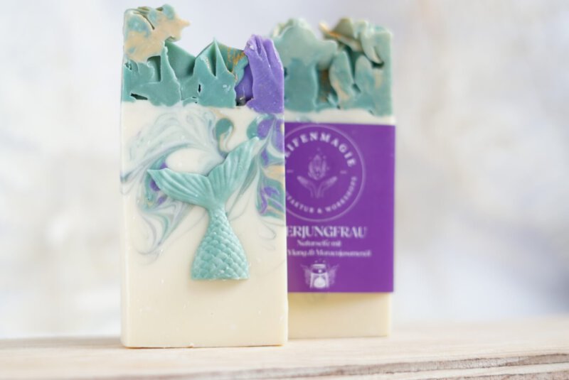 Naturseife "Meerjungfrau lila" Bio-Maracujasamenöl & Ylang Ylang mit kleinem Schönheitsfehler