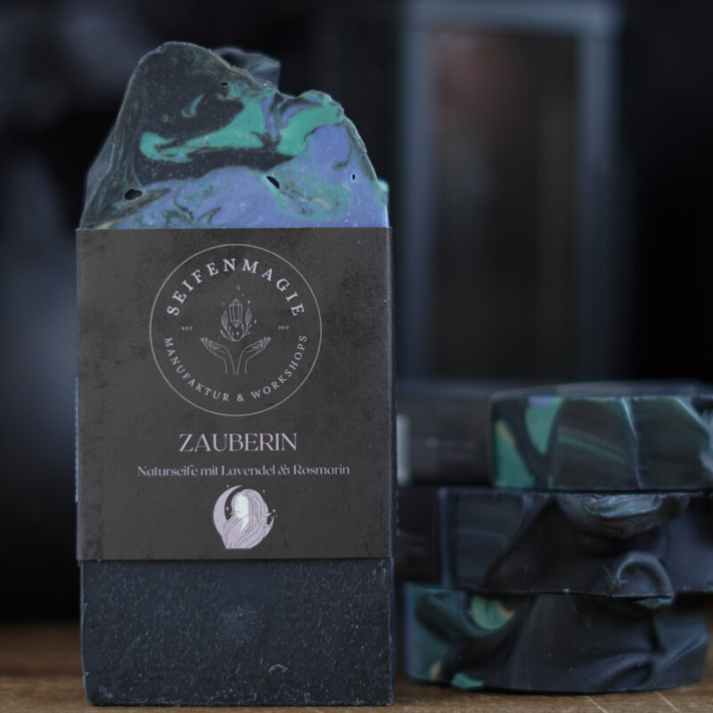 Naturseife "Zauberin" mit Lavendelöl & Aktivkohle Zauberin Naturseife mit Lavendel, Rosmarin & Patchouli – handgesiedete Herbstseife aus Baden-Württemberg