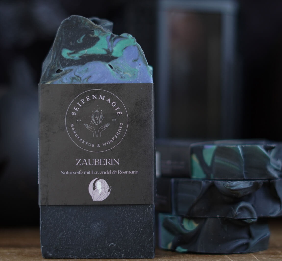 Naturseife "Zauberin" mit Lavendelöl & Aktivkohle Zauberin Naturseife mit Lavendel, Rosmarin & Patchouli – handgesiedete Herbstseife aus Baden-Württemberg