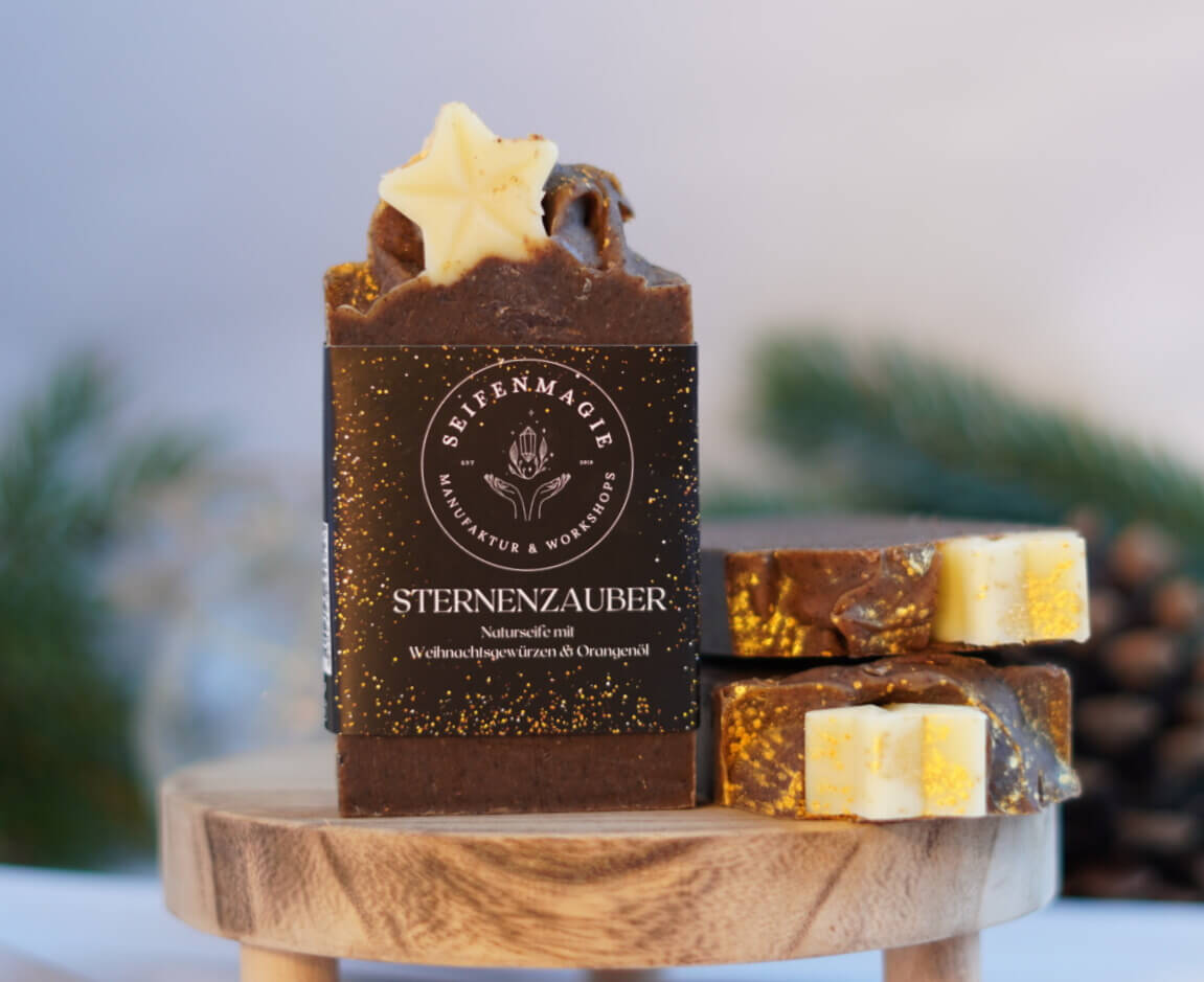 Naturseife "Teezauber" mit schwarzem Bio-Tee, Pfeffer & Vanille Naturseife "Sternenzauber" mit Orangenöl & Weihnachtsgewürzen