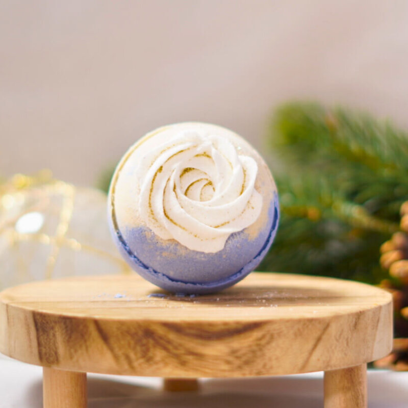 Naturseife "Teezauber" mit schwarzem Bio-Tee, Pfeffer & Vanille Badebombe "Lavendelmond" - Lavendelöl & Vanille