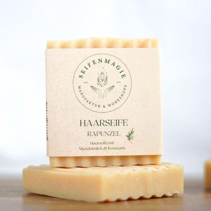 Naturseife "Frühlingskuss" mit Holunder-Rhababerduft und Osterhäschen