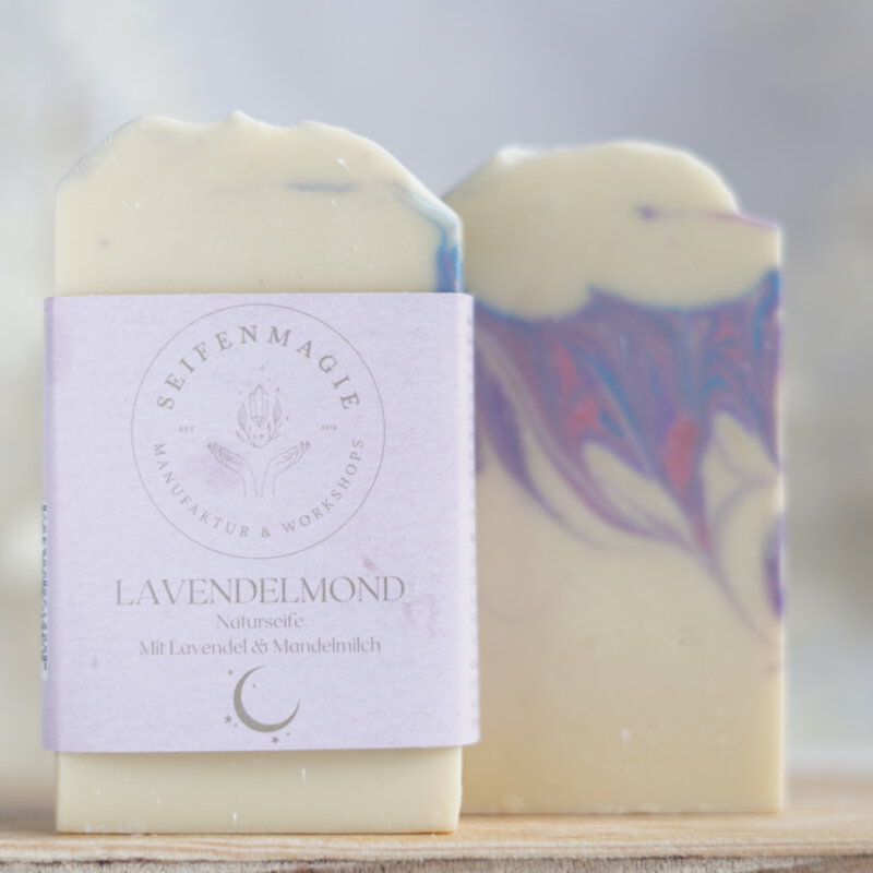 Lavendelmond Naturseife mit Mandelmilch, Lavendel und Vanilleduft Lavendelmond Naturseife mit Mandelmilch, Lavendel und Vanilleduft