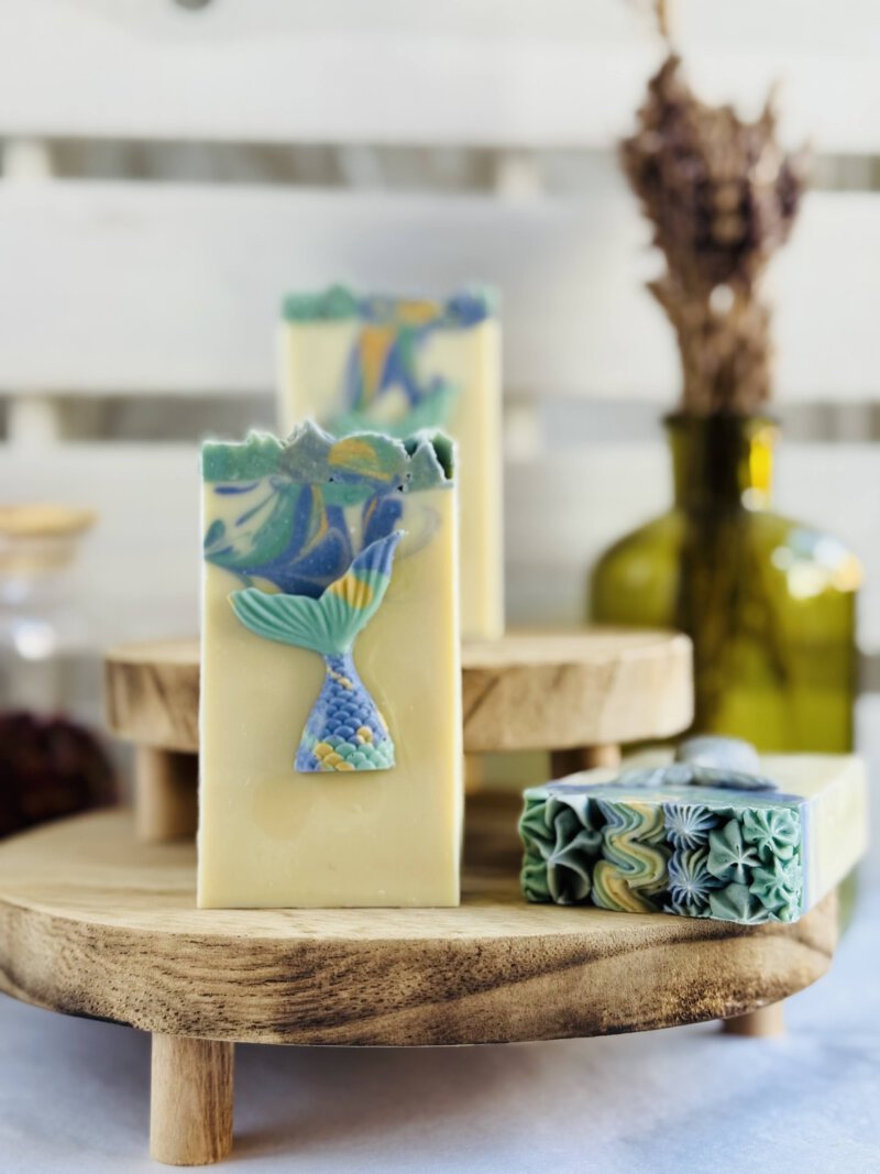 Lila Meerjungfrau – handgemachte Meerjungfrau Naturseife mit Bio-Maracujasamenöl & Ylang Ylang