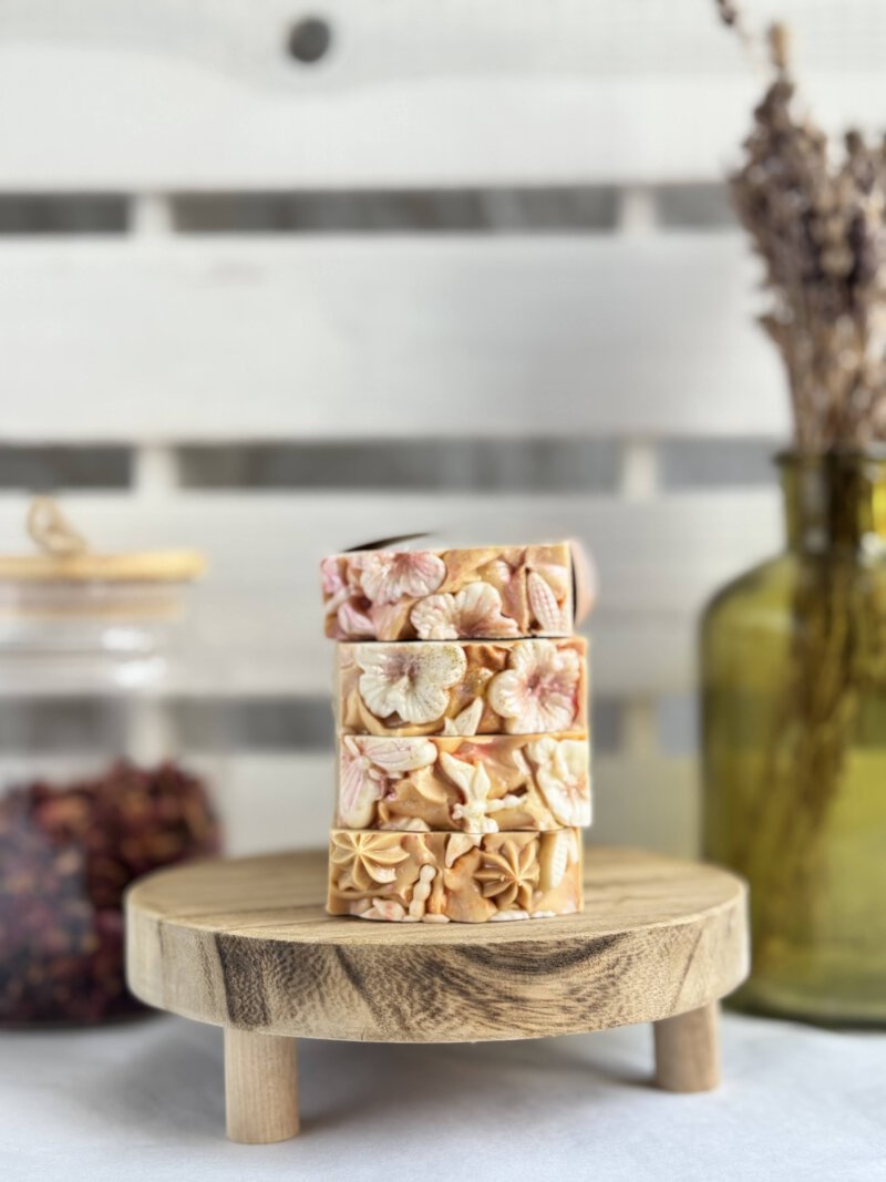 Handgesiedete Naturseife mit Jasmin- und Pfirsichduft, Seife mit Blütendekor