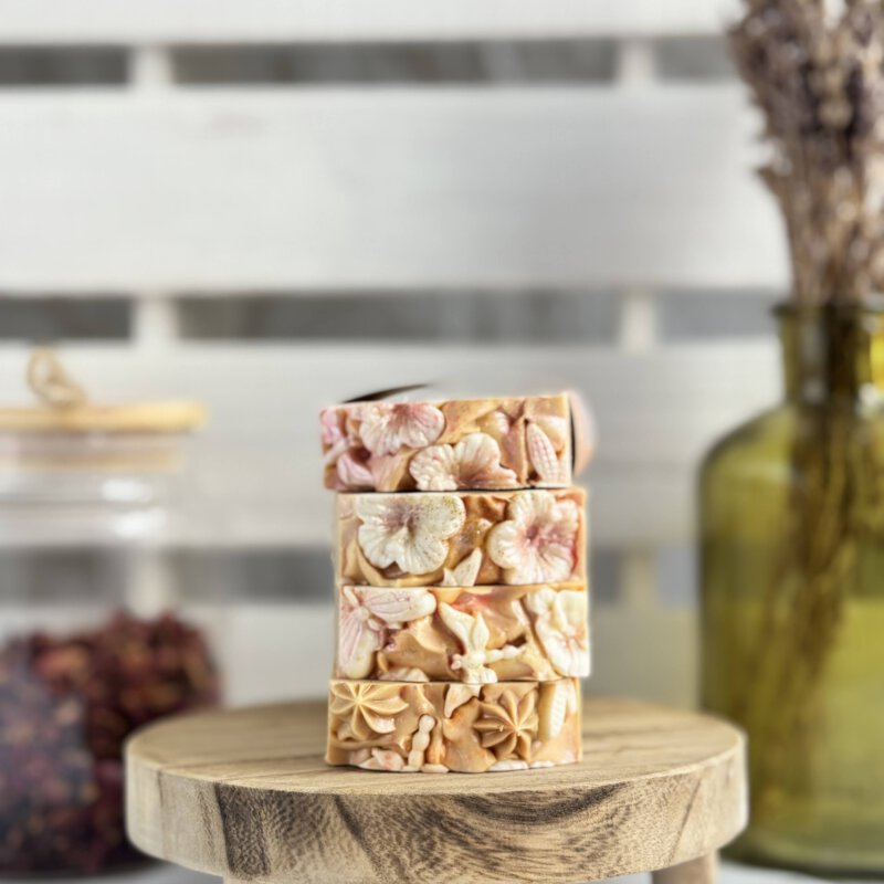 Handgesiedete Naturseife mit Jasmin- und Pfirsichduft, Seife mit Blütendekor