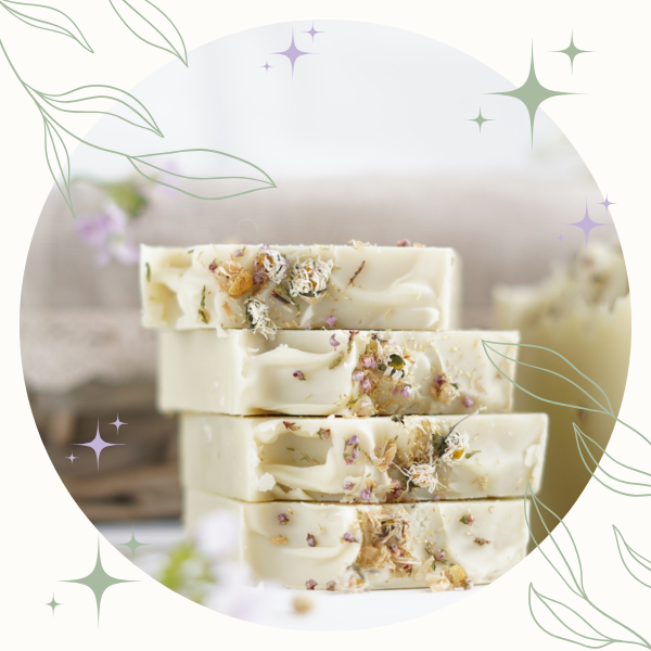 „Naturseifen mit Lavendel und Kräutern auf Leinentuch – ästhetisches Headerbild für Blogseite von Seifenmagie“