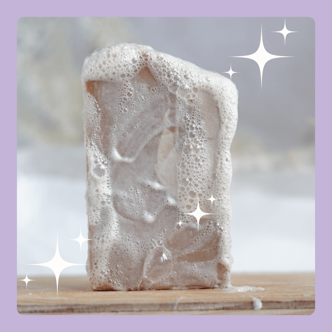 Handgesiedete Naturseife von Seifenmagie mit cremigem Schaum – Symbolbild für echte Seife ohne synthetische Zusätze