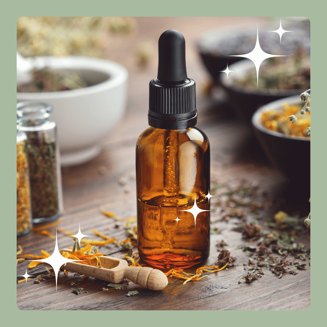 Flasche ätherisches Öl auf Holz mit Lavendel – therapeutische Qualität